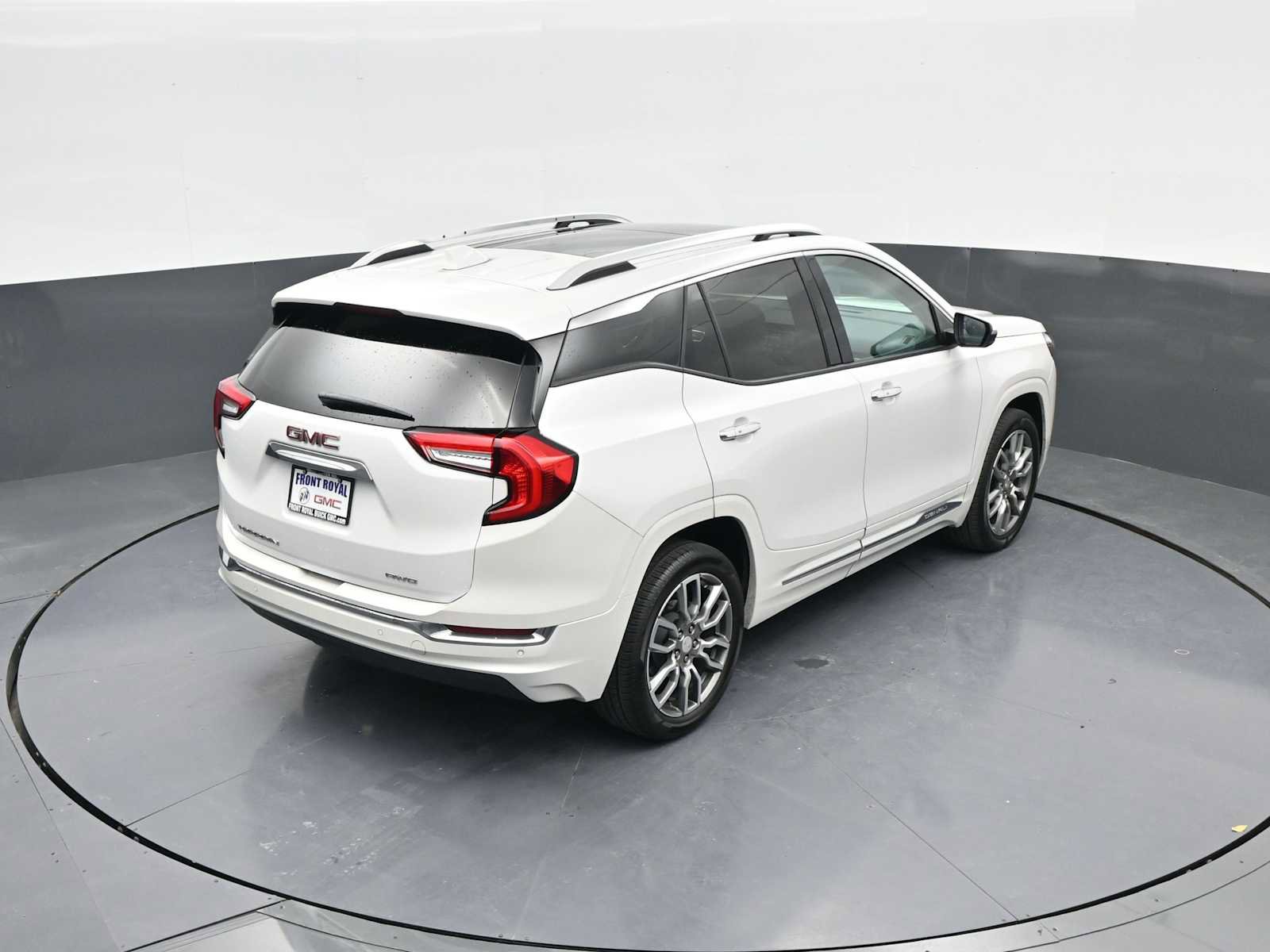 Used 2024 GMC Terrain Denali w/ Denali Premium Package image 35