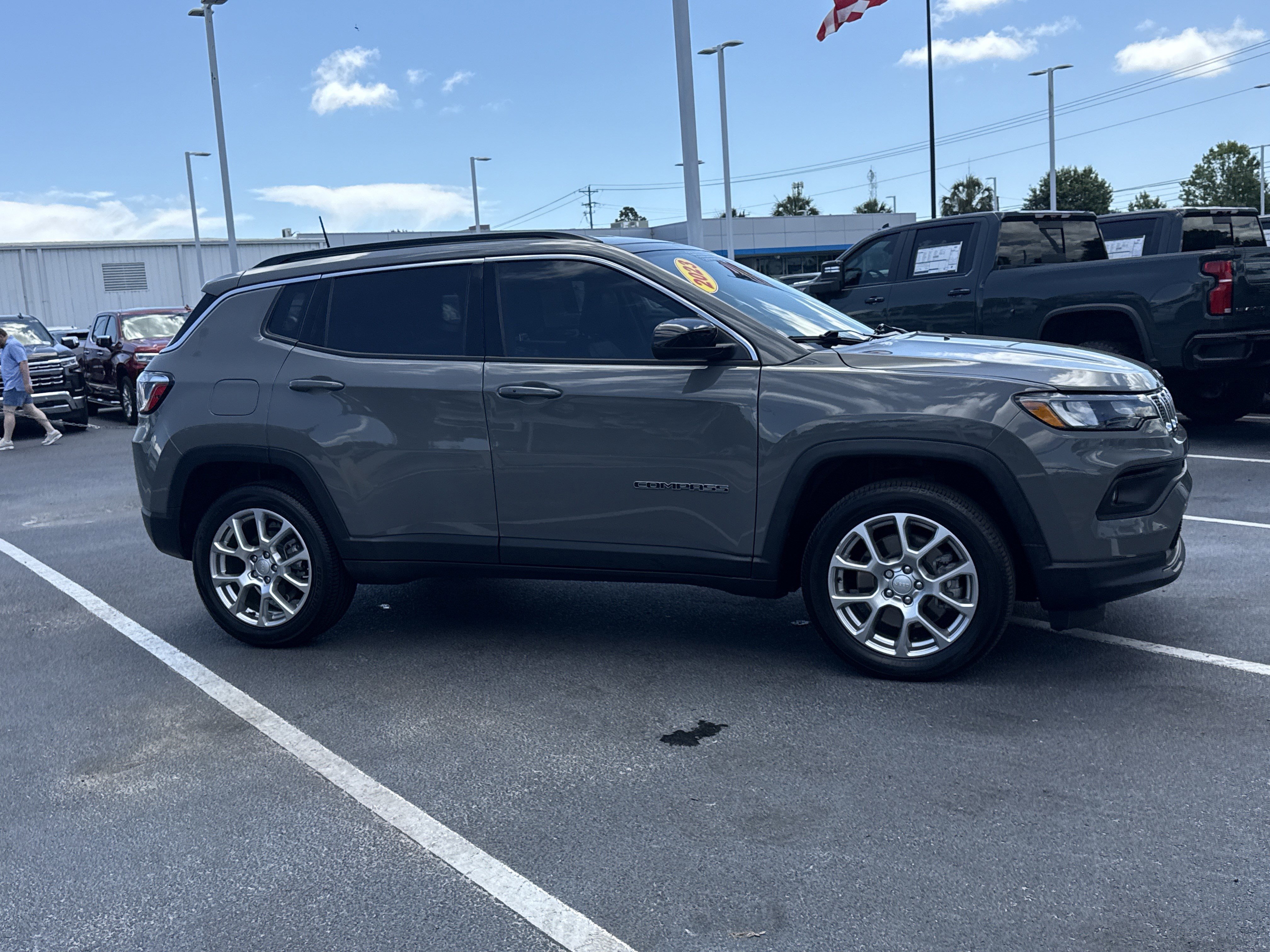 Used 2023 Jeep Compass Latitude AWD/4WD image 11