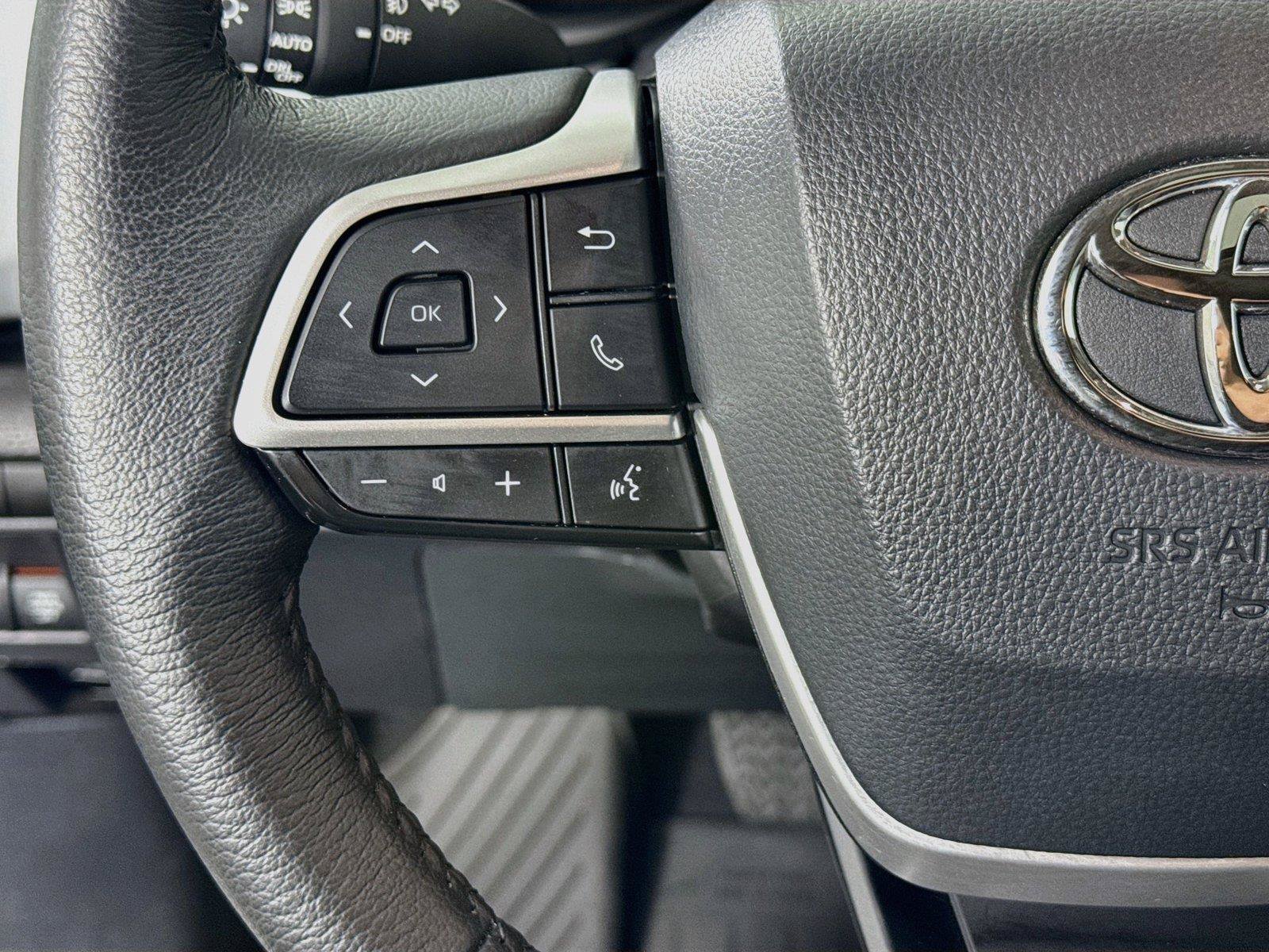 Certified 2025 Toyota Sienna XLE FWD image 17