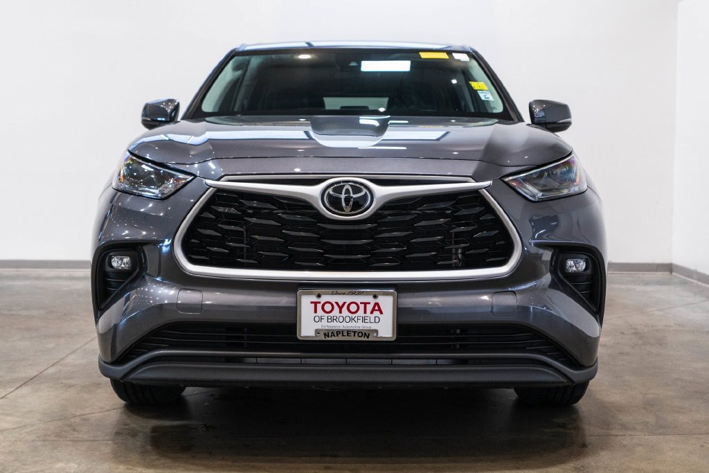 Used 2025 Toyota Highlander LE AWD/4WD image 2