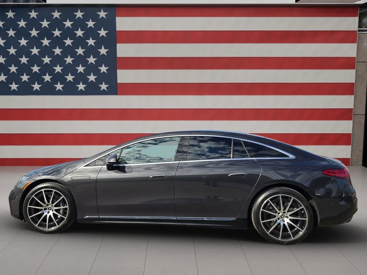 Used 2023 Mercedes-Benz EQS 580 4MATIC Sedan w/ Exclusive Trim Package image 5