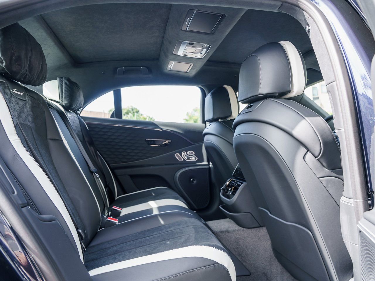 Used 2025 Bentley Flying Spur Plug-In Hybrid image 21