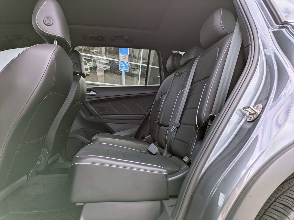 Certified 2023 Volkswagen Tiguan SEL R-Line image 17