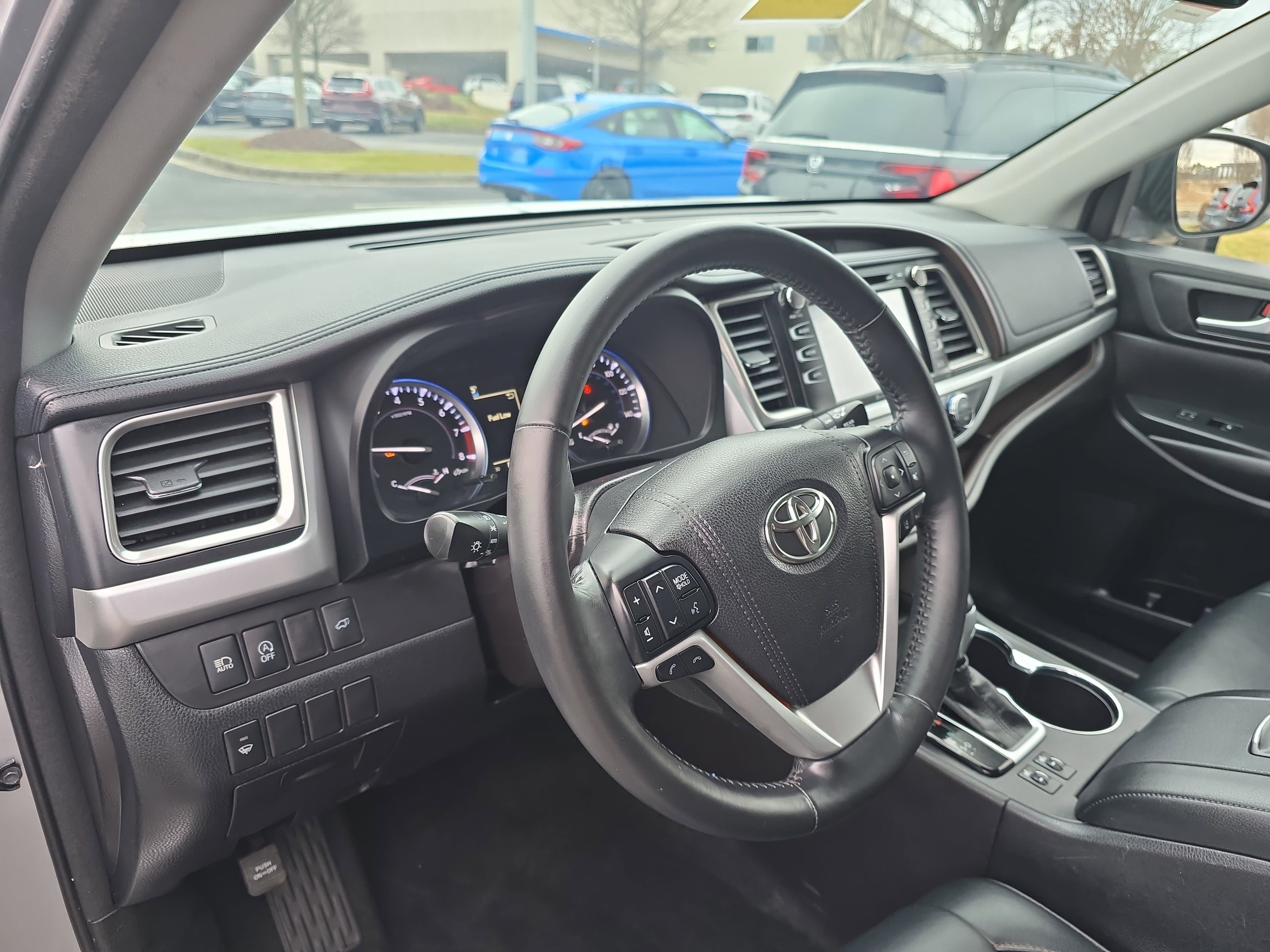 Used 2018 Toyota Highlander XLE image 16