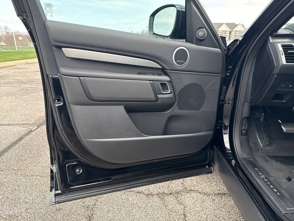 Used 2025 Land Rover Discovery Dynamic SE image 12