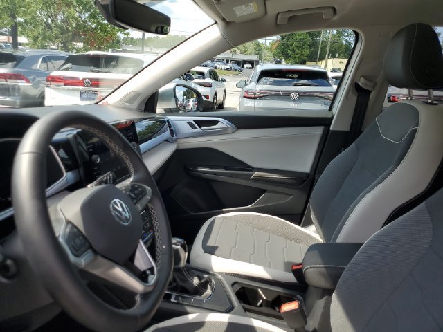 Certified 2025 Volkswagen Taos SE w/ Panoramic Sunroof Package FWD image 23