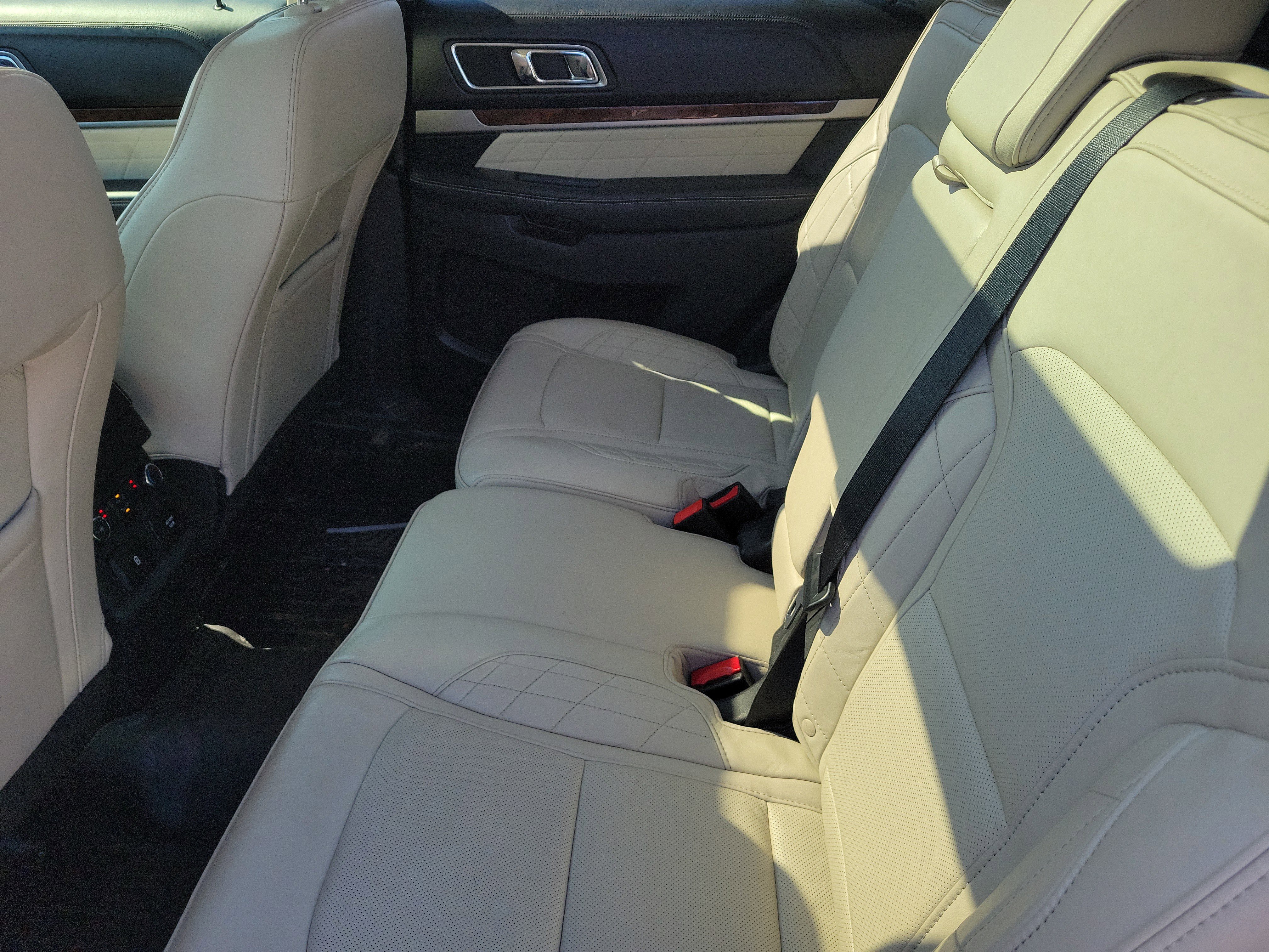 Used 2016 Ford Explorer Platinum image 11