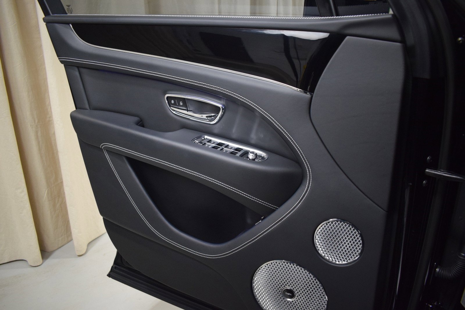 Used 2023 Bentley Bentayga image 38