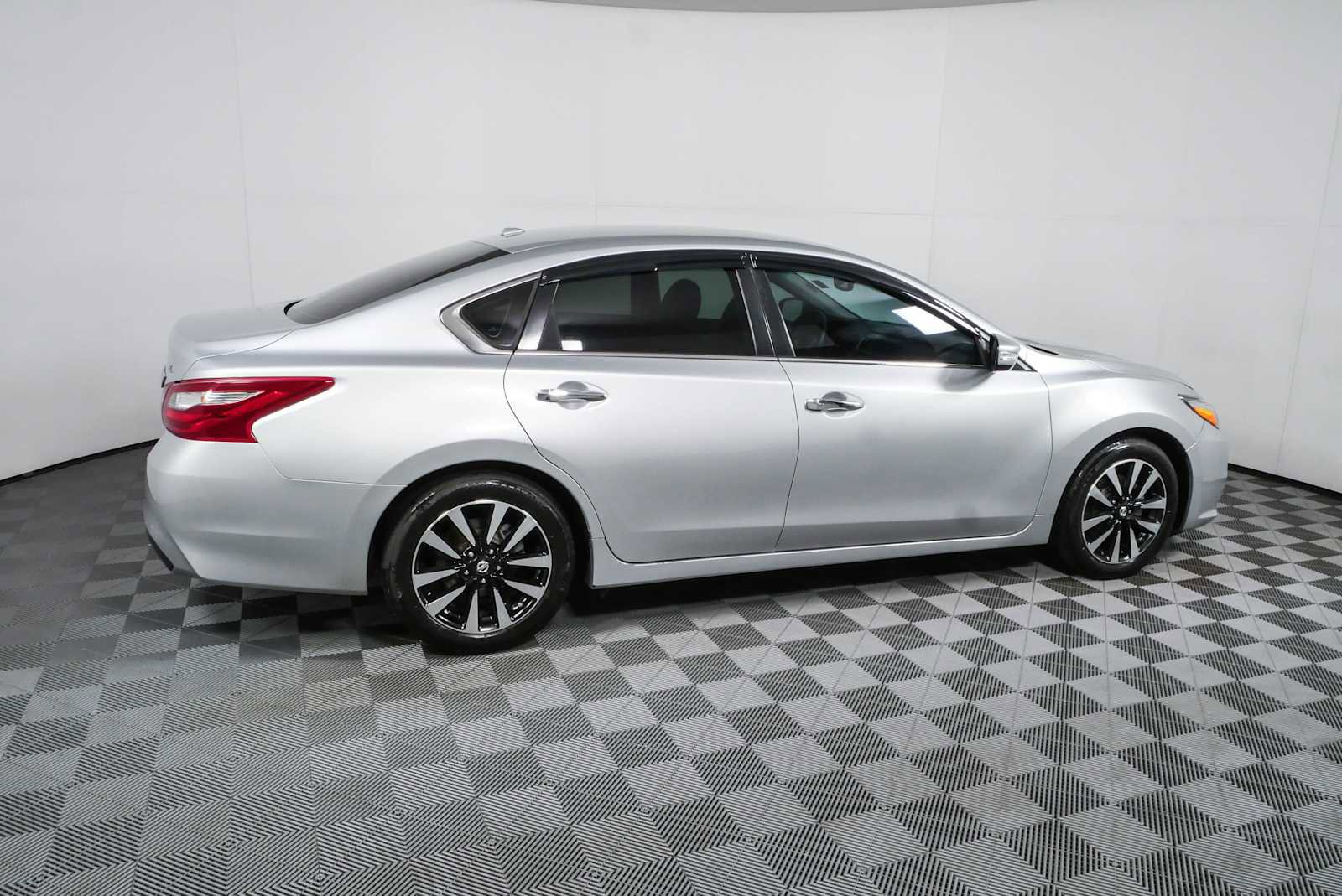 Used 2018 Nissan Altima 2.5 SL FWD image 2