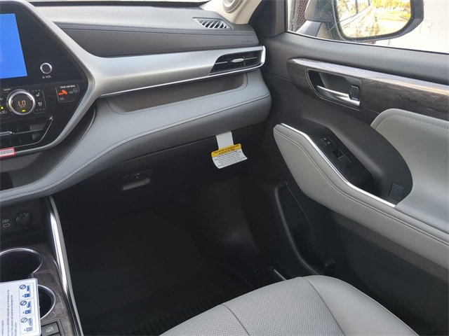 New 2026 Toyota Highlander Platinum image 17