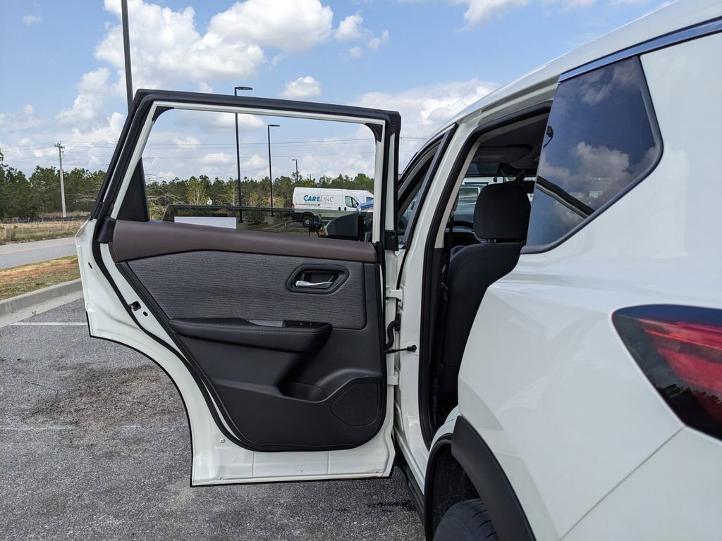 Used 2023 Nissan Rogue SV image 53