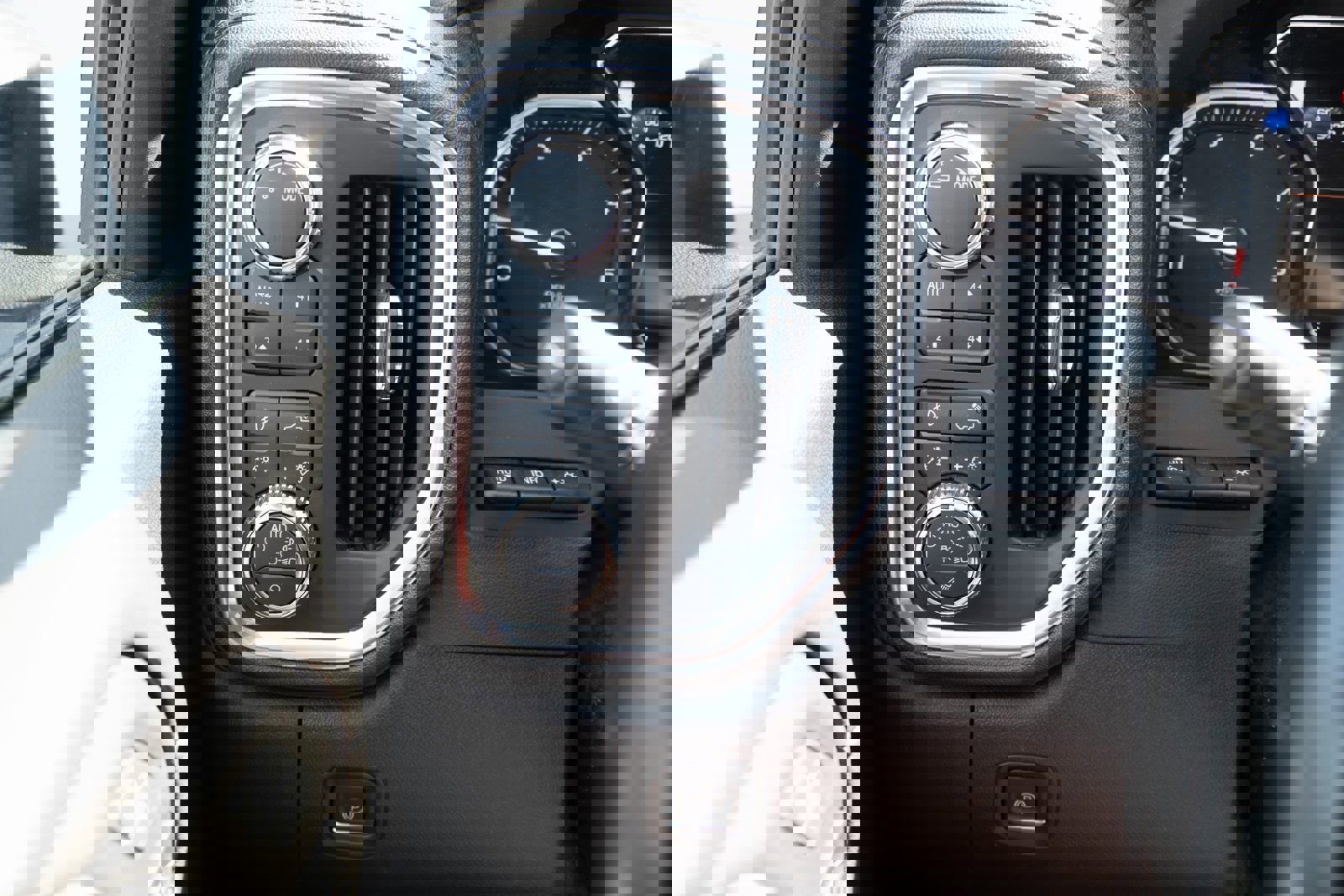 Used 2023 GMC Sierra 3500 Denali w/ Denali Black Diamond Edition image 9