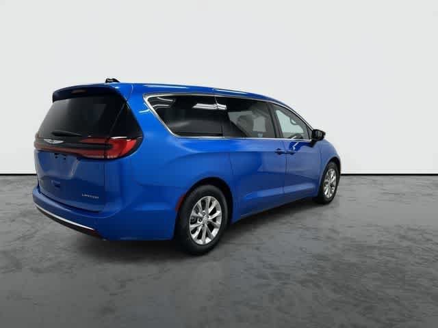 Used 2026 Chrysler Pacifica Limited FWD image 4