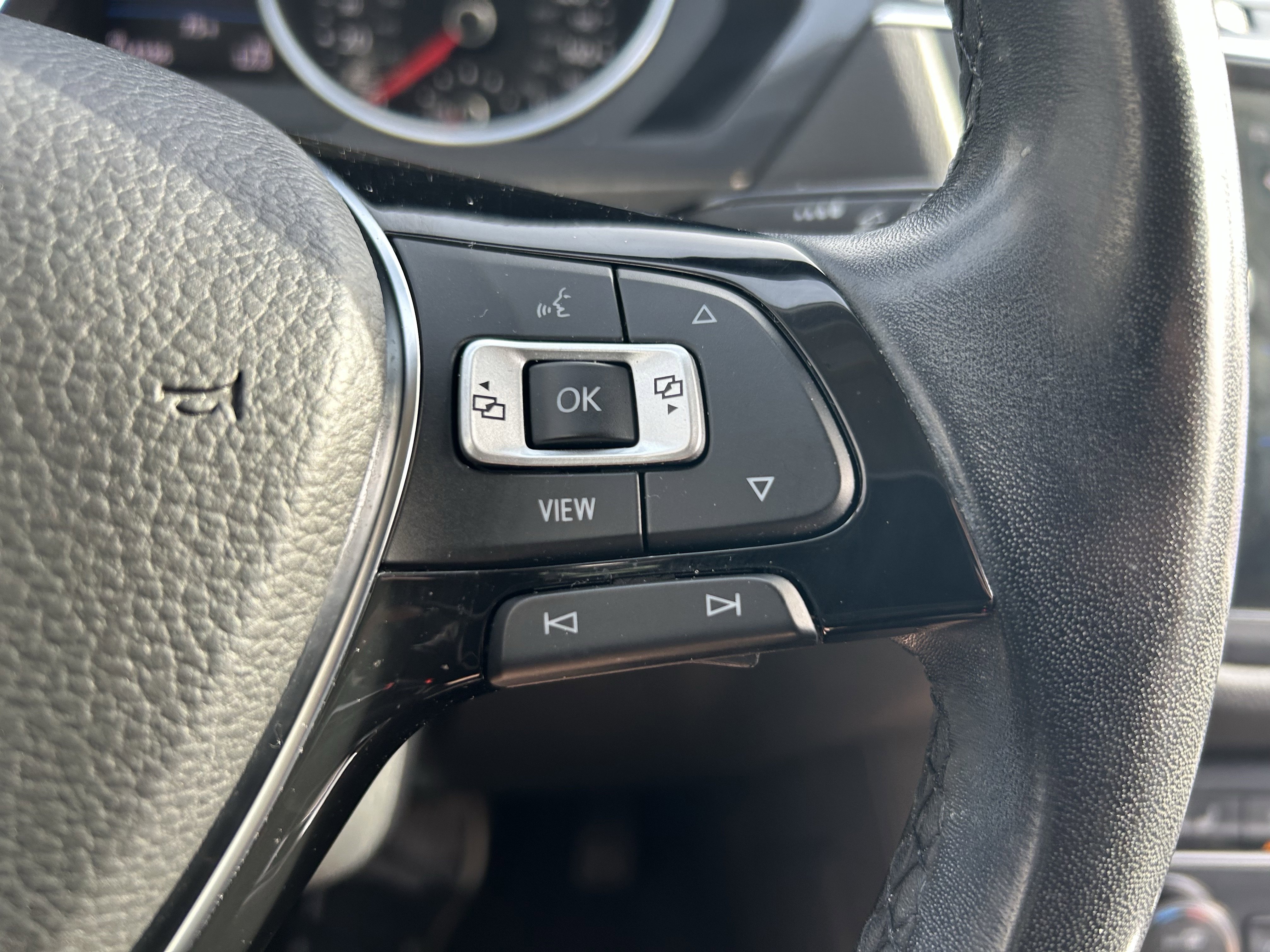 Used 2019 Volkswagen Tiguan SE w/ Panoramic Sunroof Package image 16