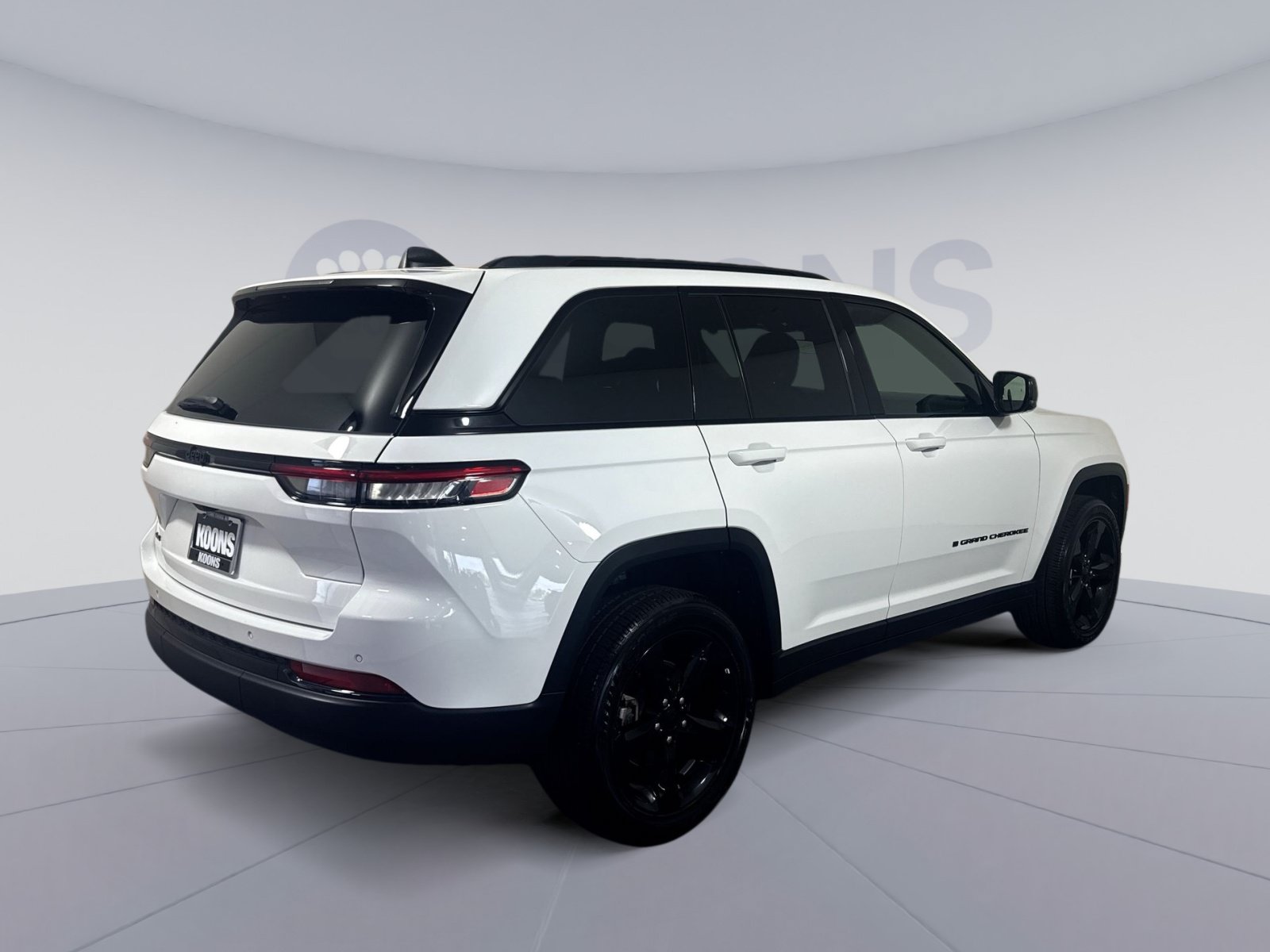 Used 2025 Jeep Grand Cherokee Altitude AWD/4WD image 7