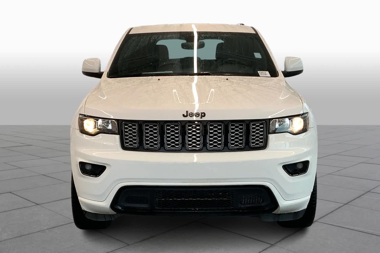 Used 2018 Jeep Grand Cherokee Altitude RWD image 4