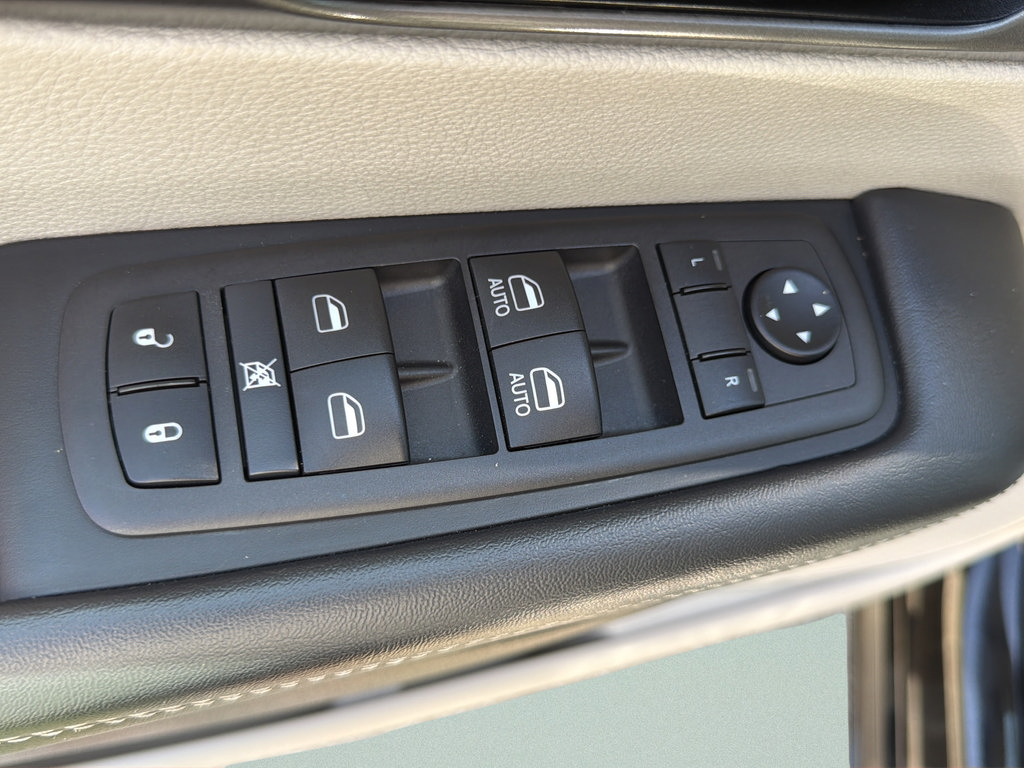 Used 2024 Chrysler Pacifica Touring-L FWD image 18