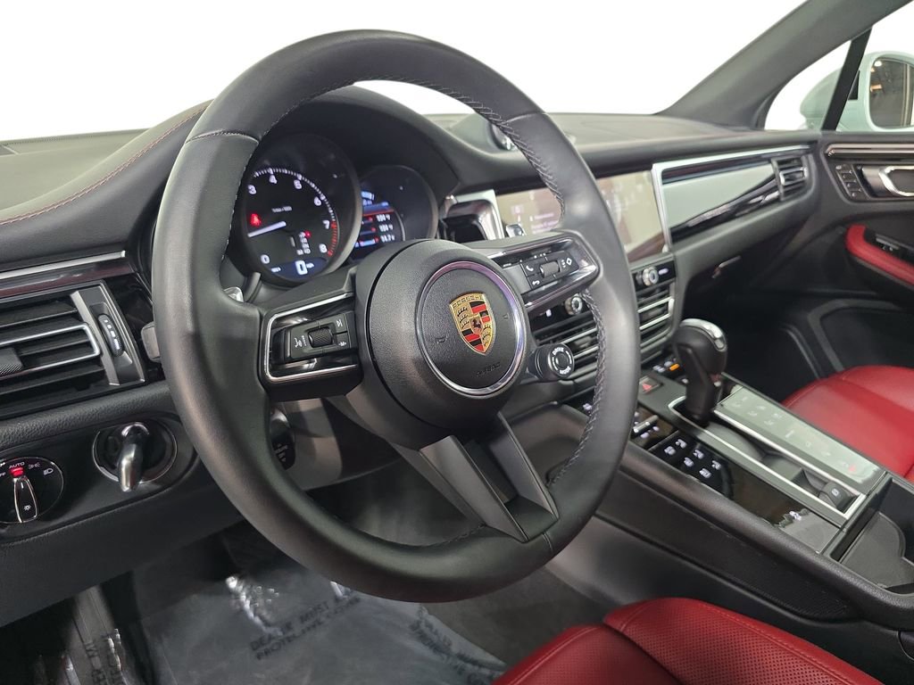 Certified 2025 Porsche Macan image 4