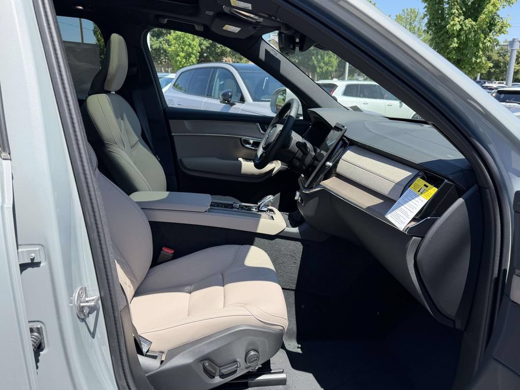 New 2026 Volvo XC90 B5 Plus w/ Protection Package Premier AWD/4WD image 11