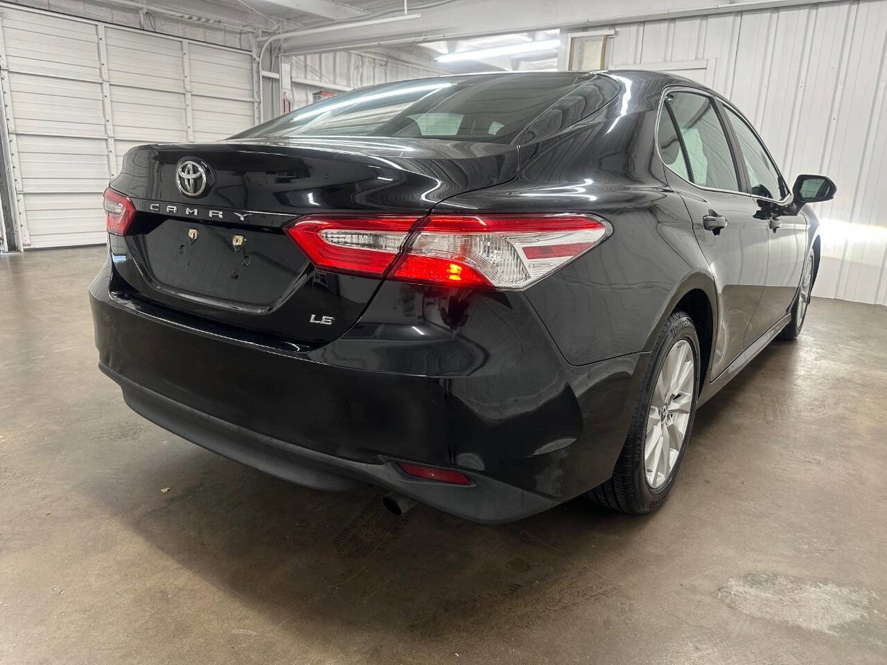 Used 2018 Toyota Camry LE image 10