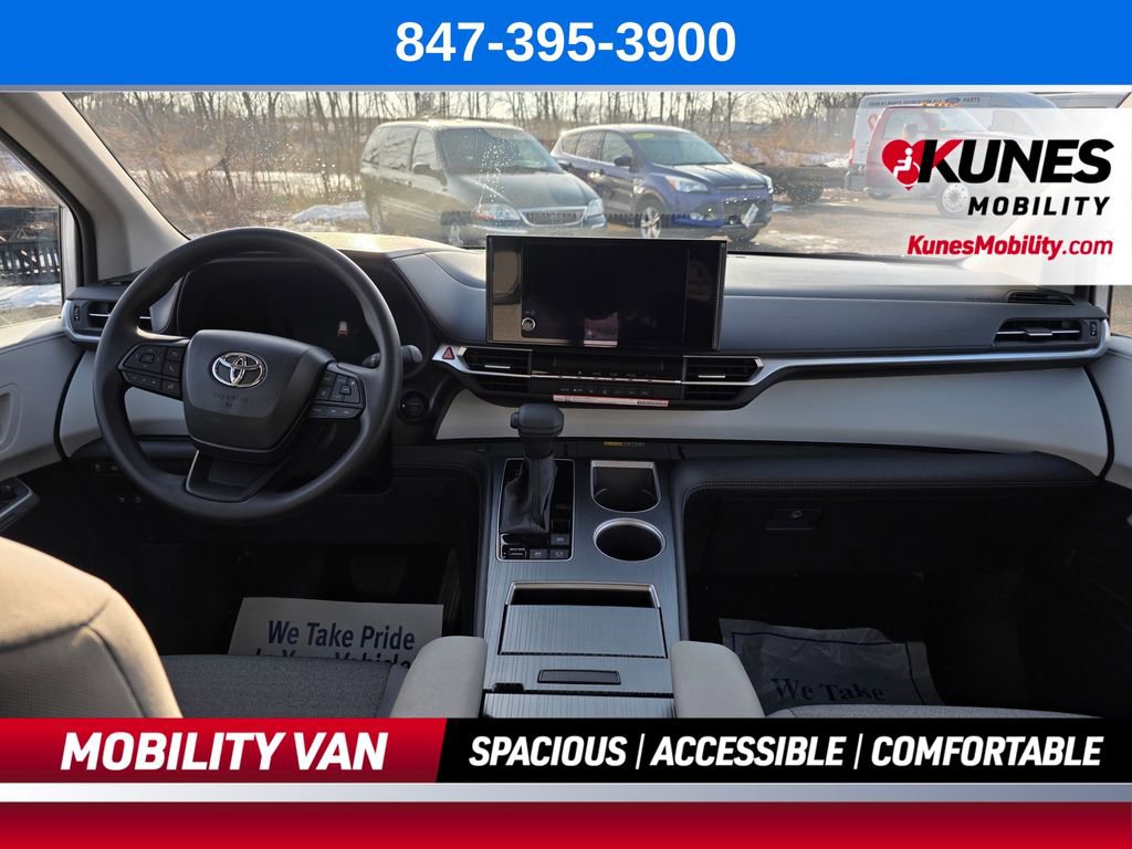 Used 2026 Toyota Sienna LE FWD image 37