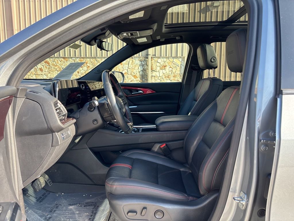 Used 2024 Chevrolet Traverse RS image 16