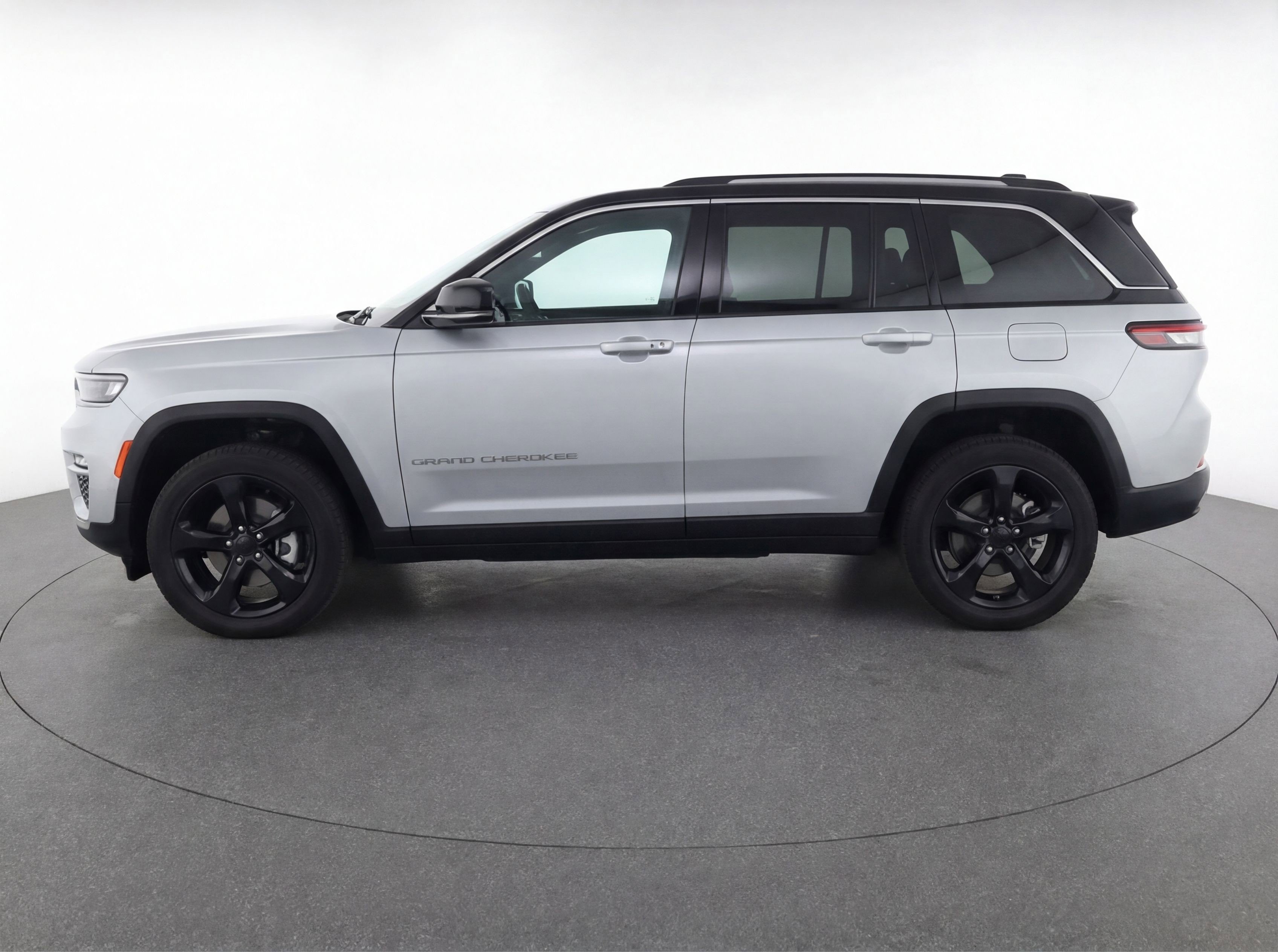 Used 2023 Jeep Grand Cherokee L Laredo RWD image 5