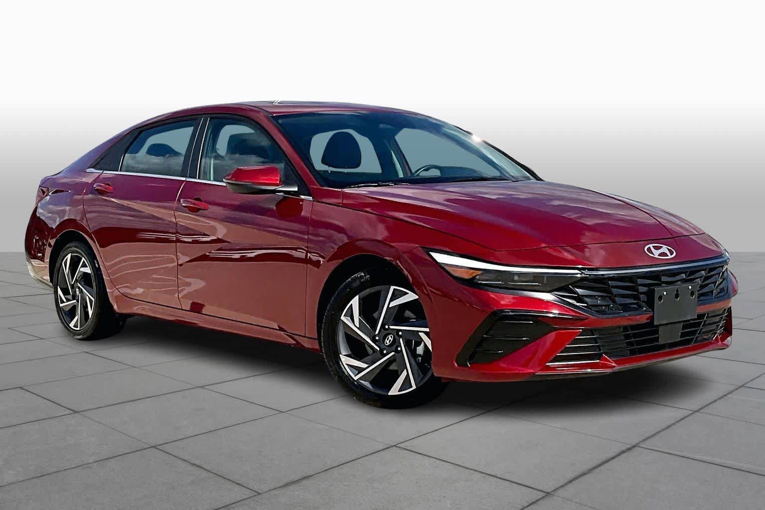 Certified 2025 Hyundai Elantra Limited FWD image 3