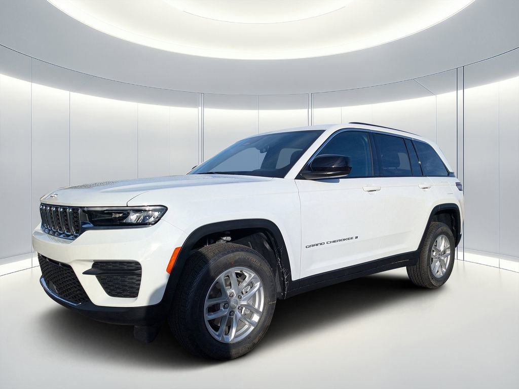 Used 2025 Jeep Grand Cherokee Laredo X w/ Trailer Tow Package image 7