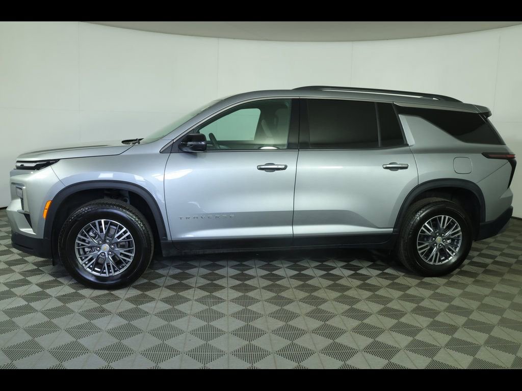Used 2025 Chevrolet Traverse LT FWD image 16