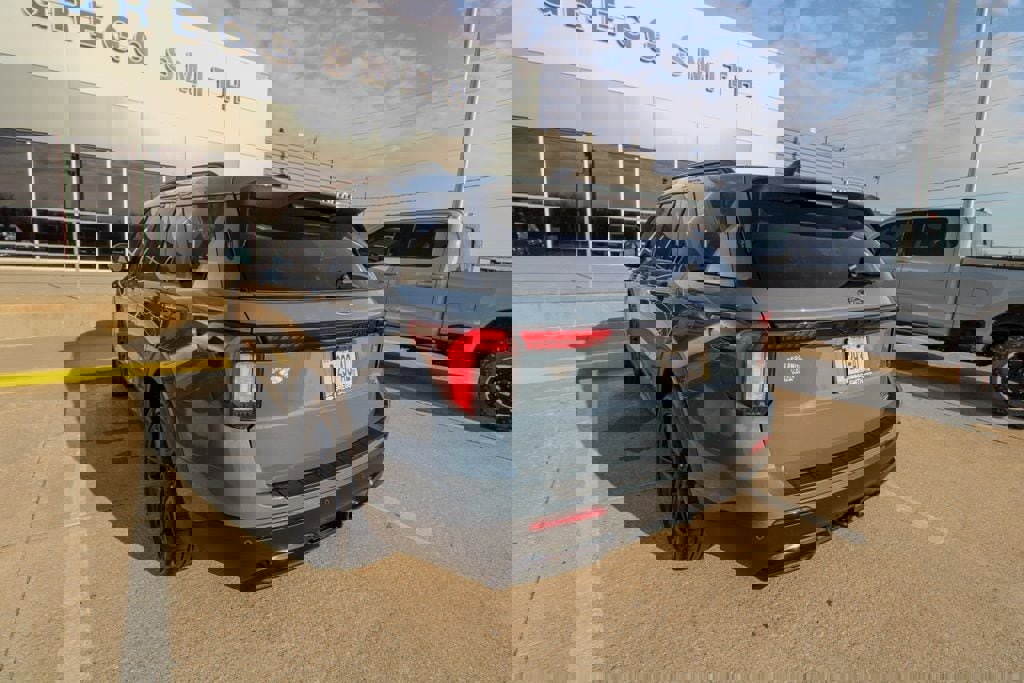 Used 2025 Ford Explorer ST-Line w/ ST-Line Street Pack image 4