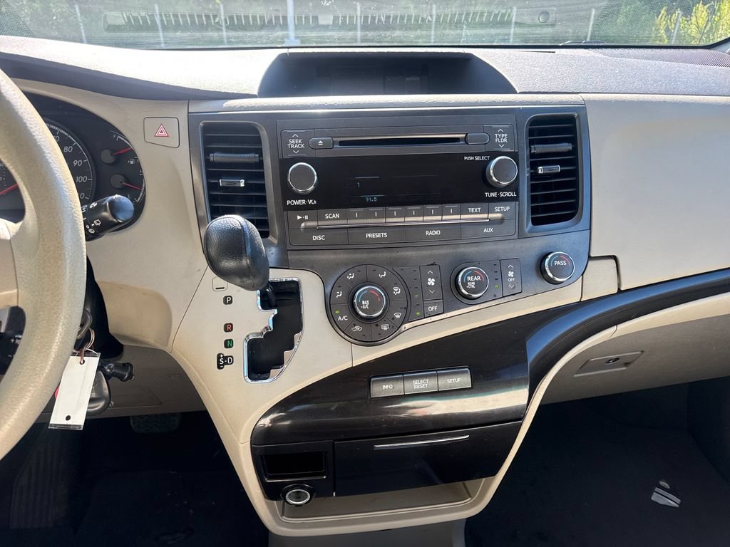 Used 2011 Toyota Sienna LE FWD image 18