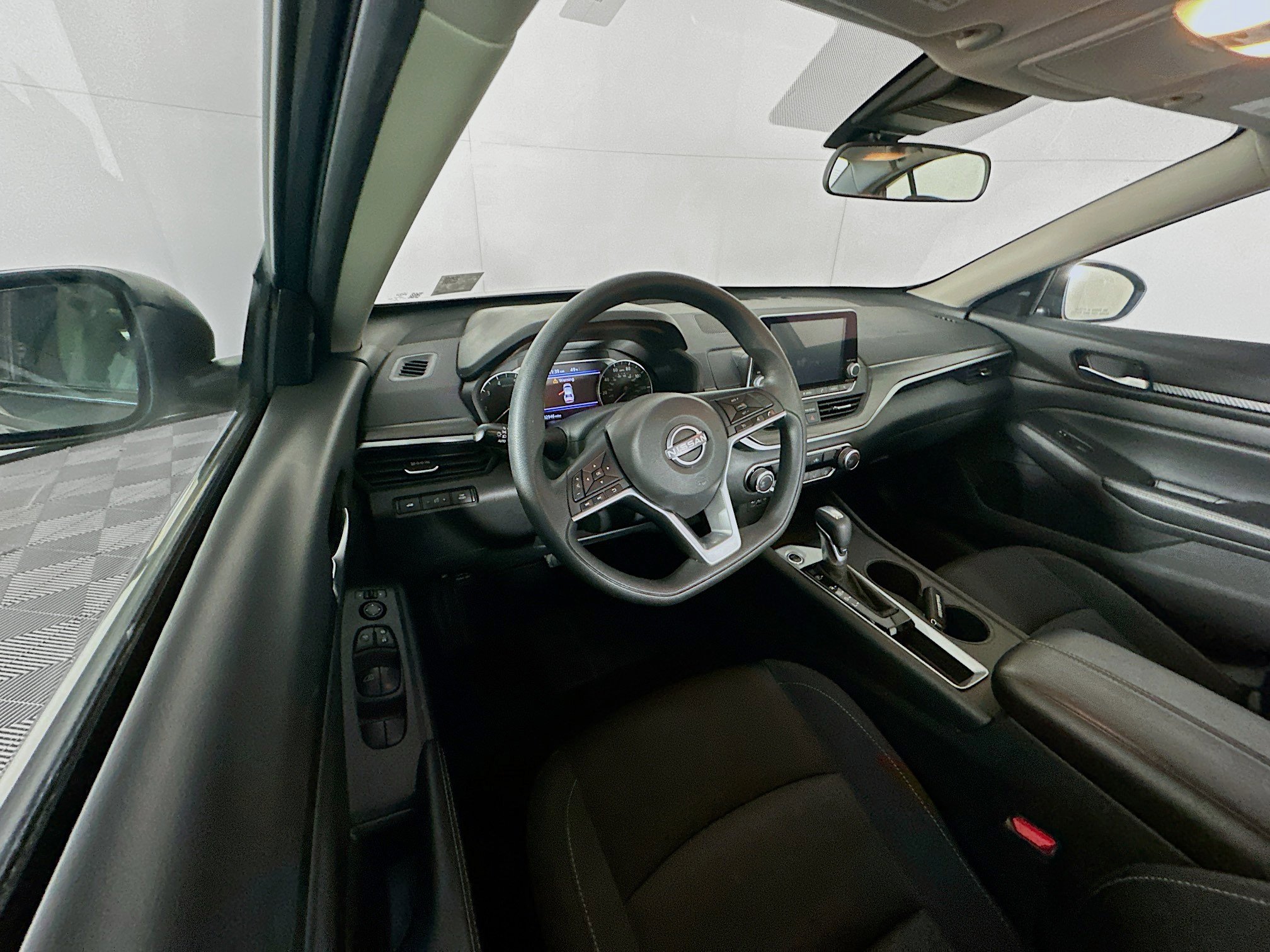 Used 2025 Nissan Altima 2.5 SV image 18