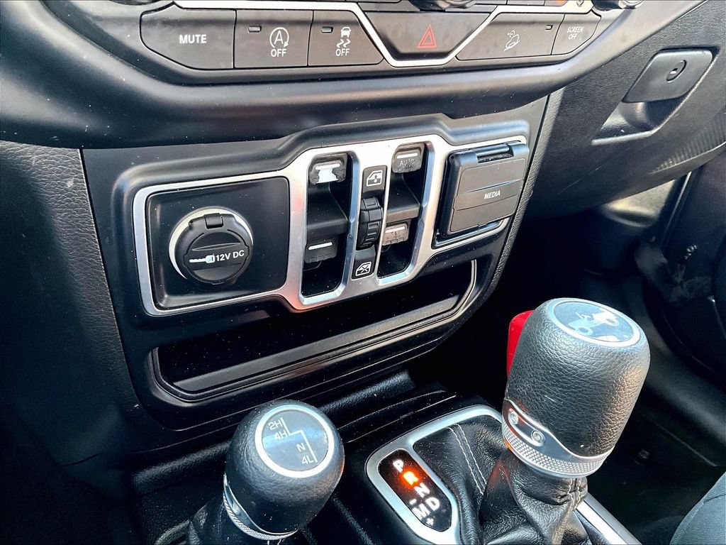 Used 2019 Jeep Wrangler Unlimited Sahara w/ Uconnect 4C Nav & Sound Group AWD/4WD image 32