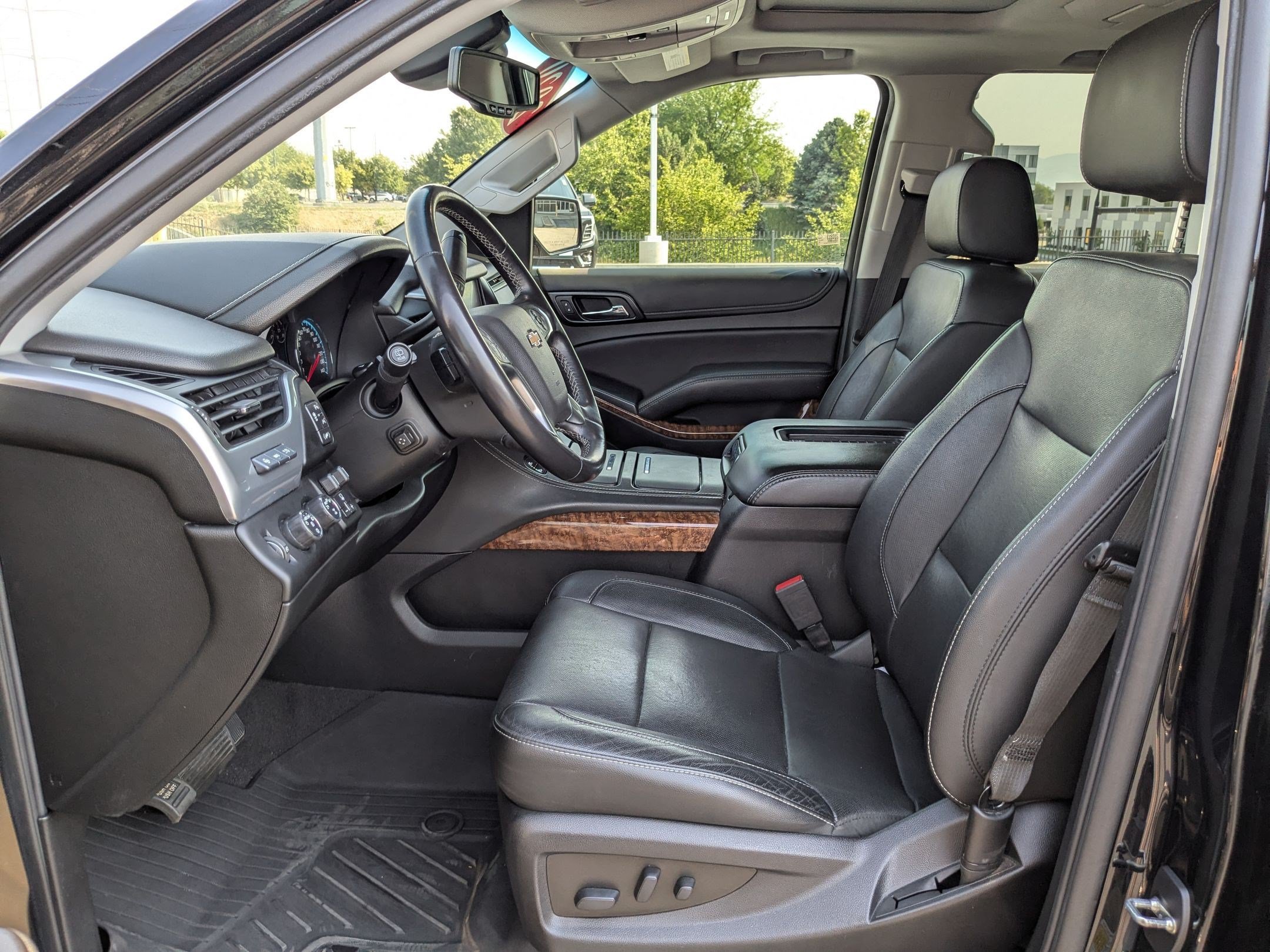 Used 2020 Chevrolet Suburban Premier w/ 6.2L Performance Package AWD/4WD image 25