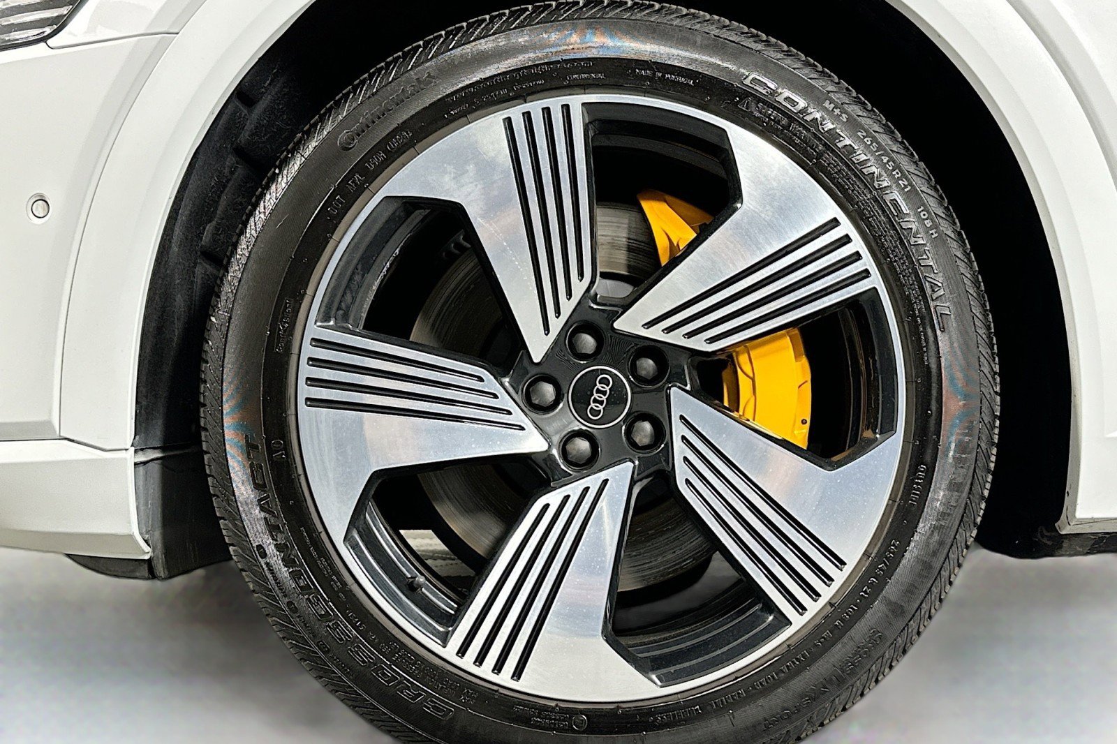 Used 2022 Audi e-tron Premium Plus w/ Premium Plus Package image 11