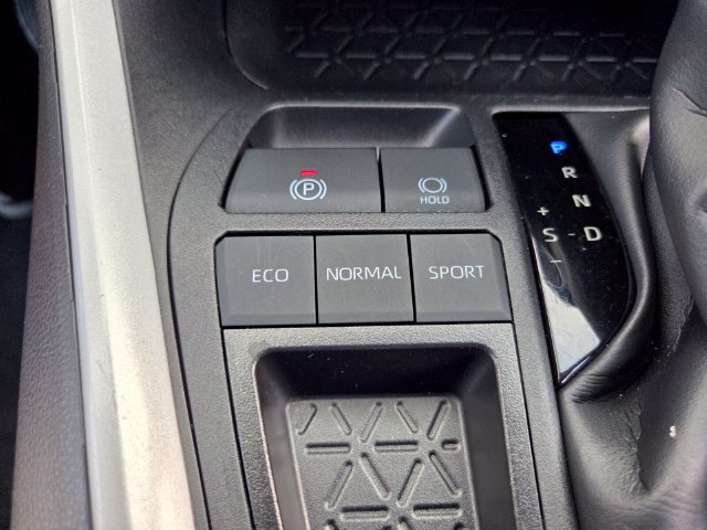 Used 2025 Toyota RAV4 XLE FWD image 31