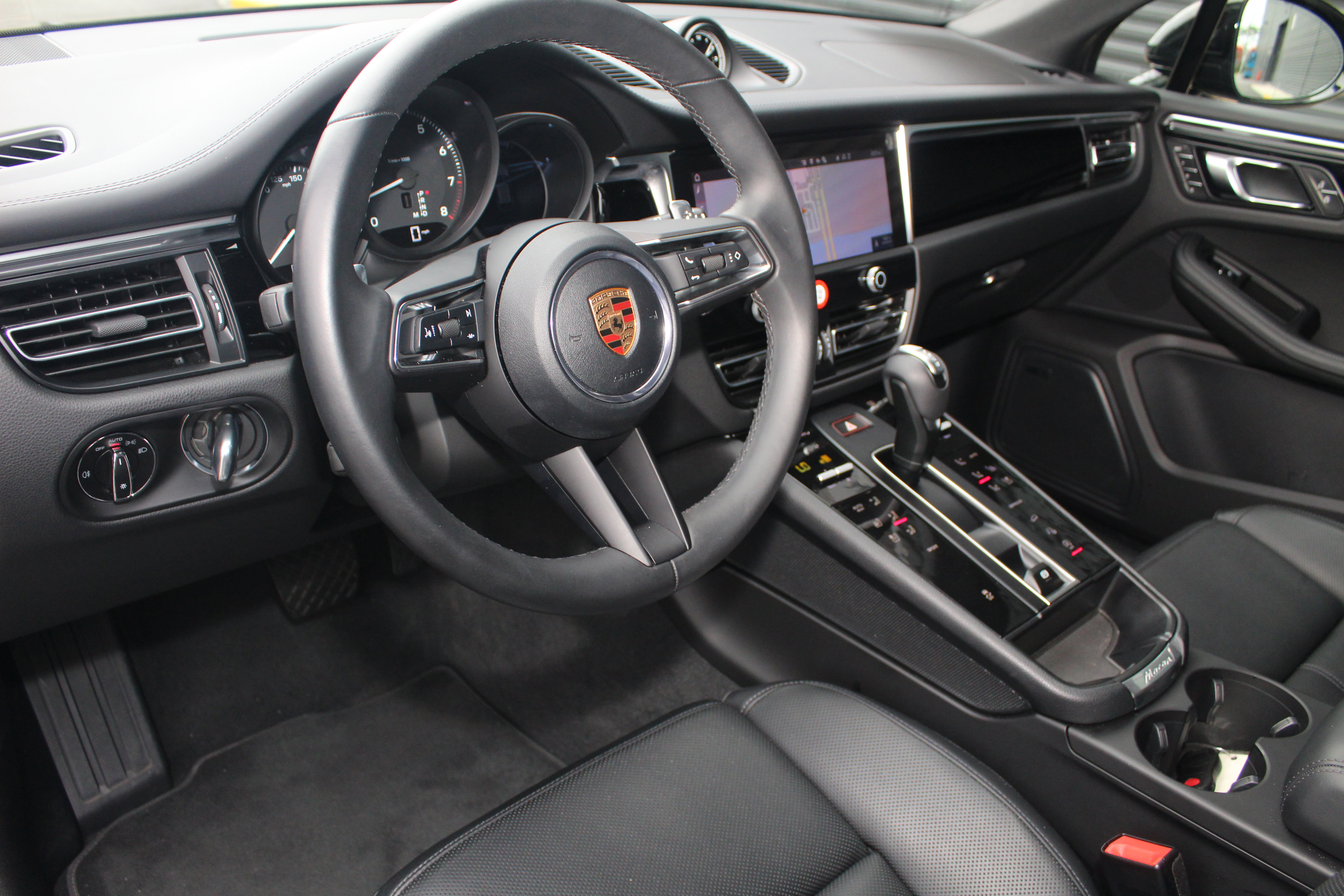 Certified 2025 Porsche Macan image 4