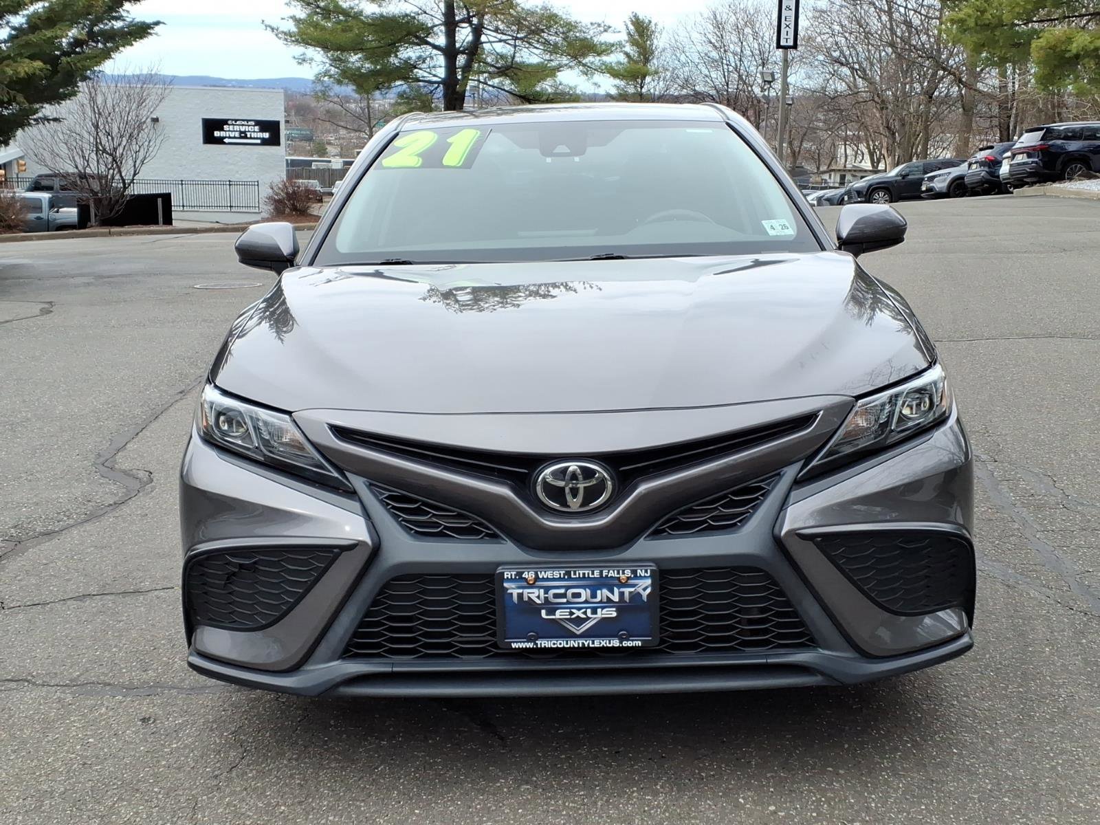 Used 2021 Toyota Camry SE image 2