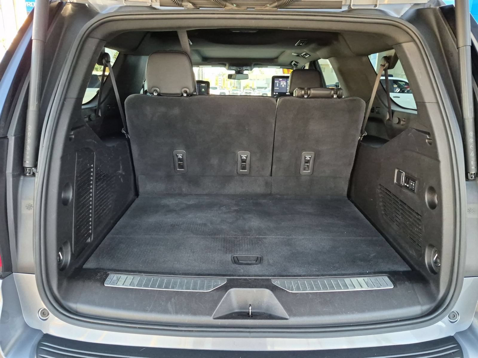 Used 2021 Chevrolet Suburban RST w/ Luxury Package RWD image 25