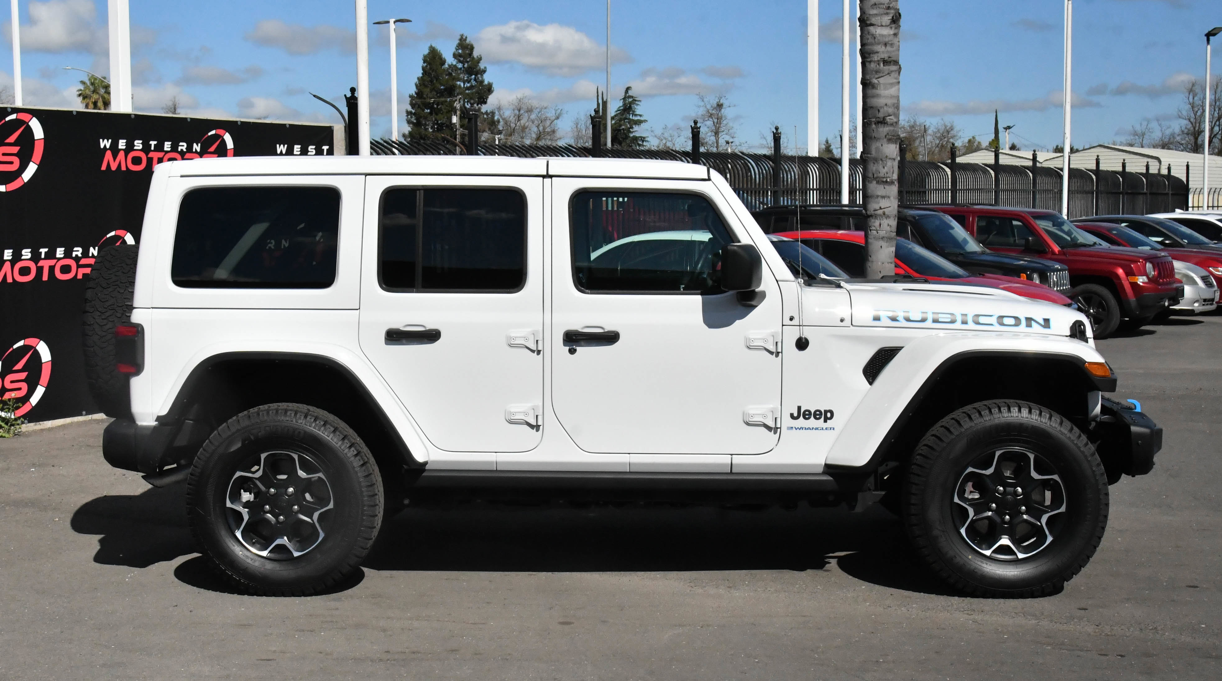 Used 2023 Jeep Wrangler Unlimited Rubicon 4xe w/ Steel Bumper Group image 9