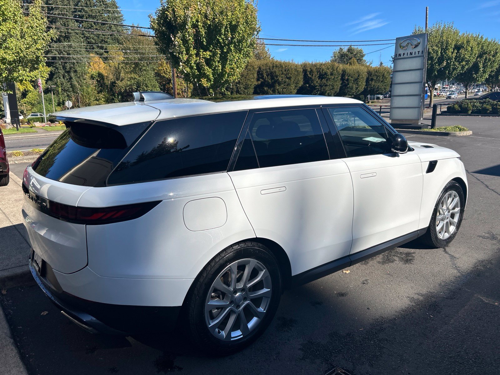 Used 2025 Land Rover Range Rover Sport SE AWD/4WD image 5