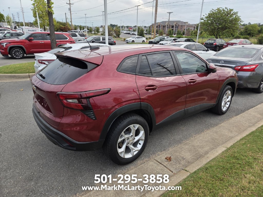 Used 2025 Chevrolet Trax LS w/ LS Convenience Package FWD image 3