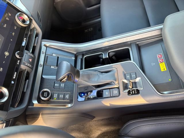 Used 2025 Lexus GX 550 w/ Accessory Package (32) image 12
