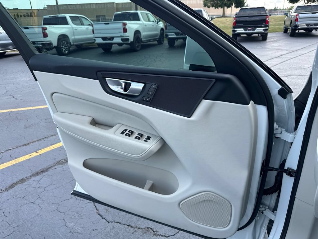 Used 2022 Volvo XC60 B5 Momentum w/ Climate Package FWD image 11