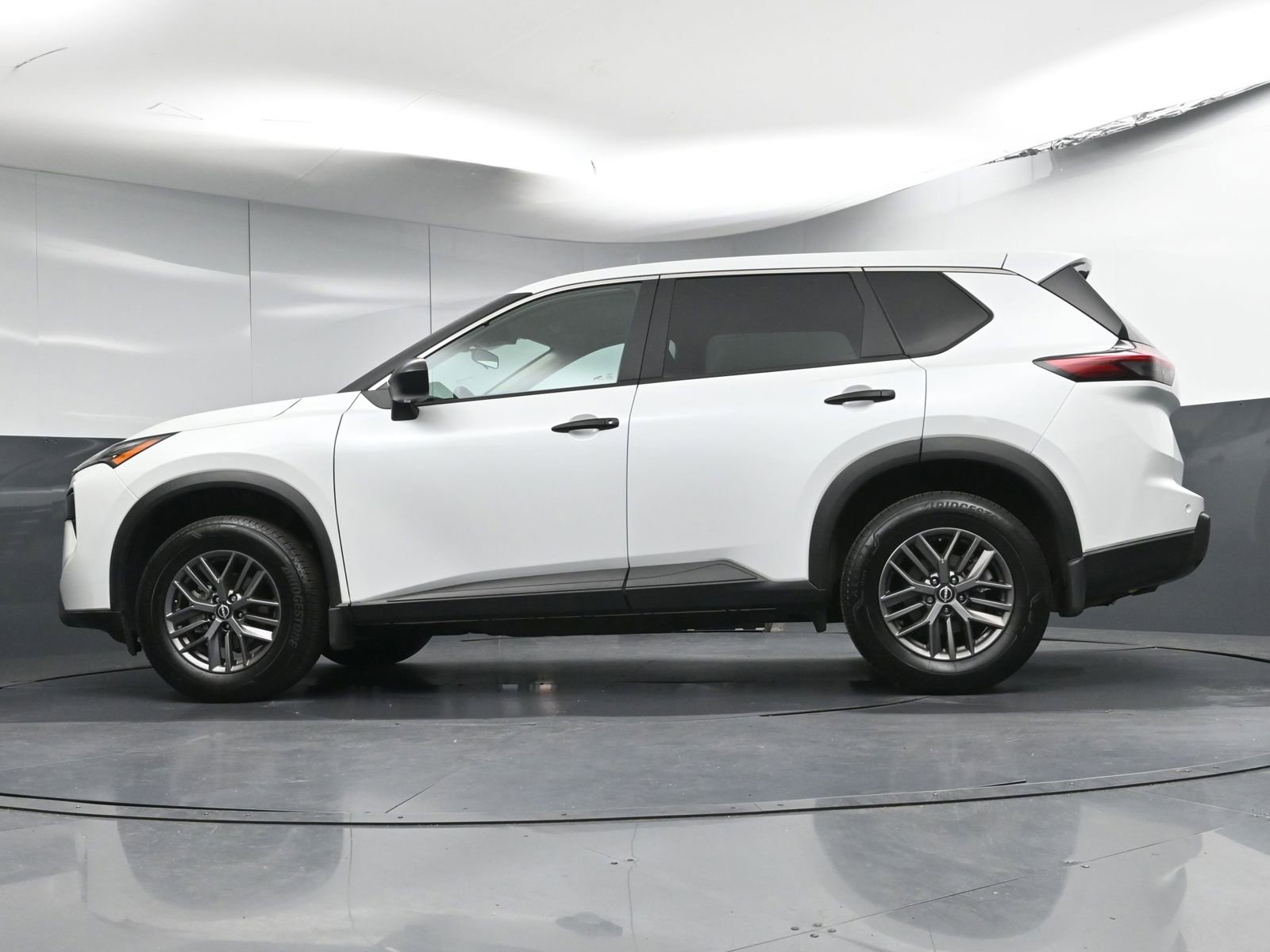 Used 2025 Nissan Rogue S image 26