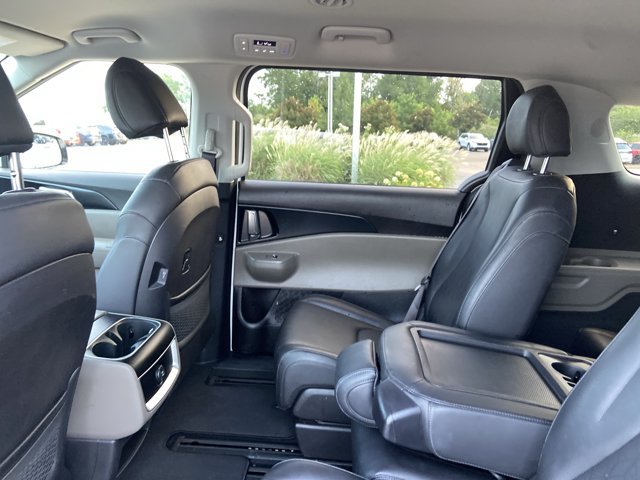 Used 2025 Kia Carnival FWD image 19