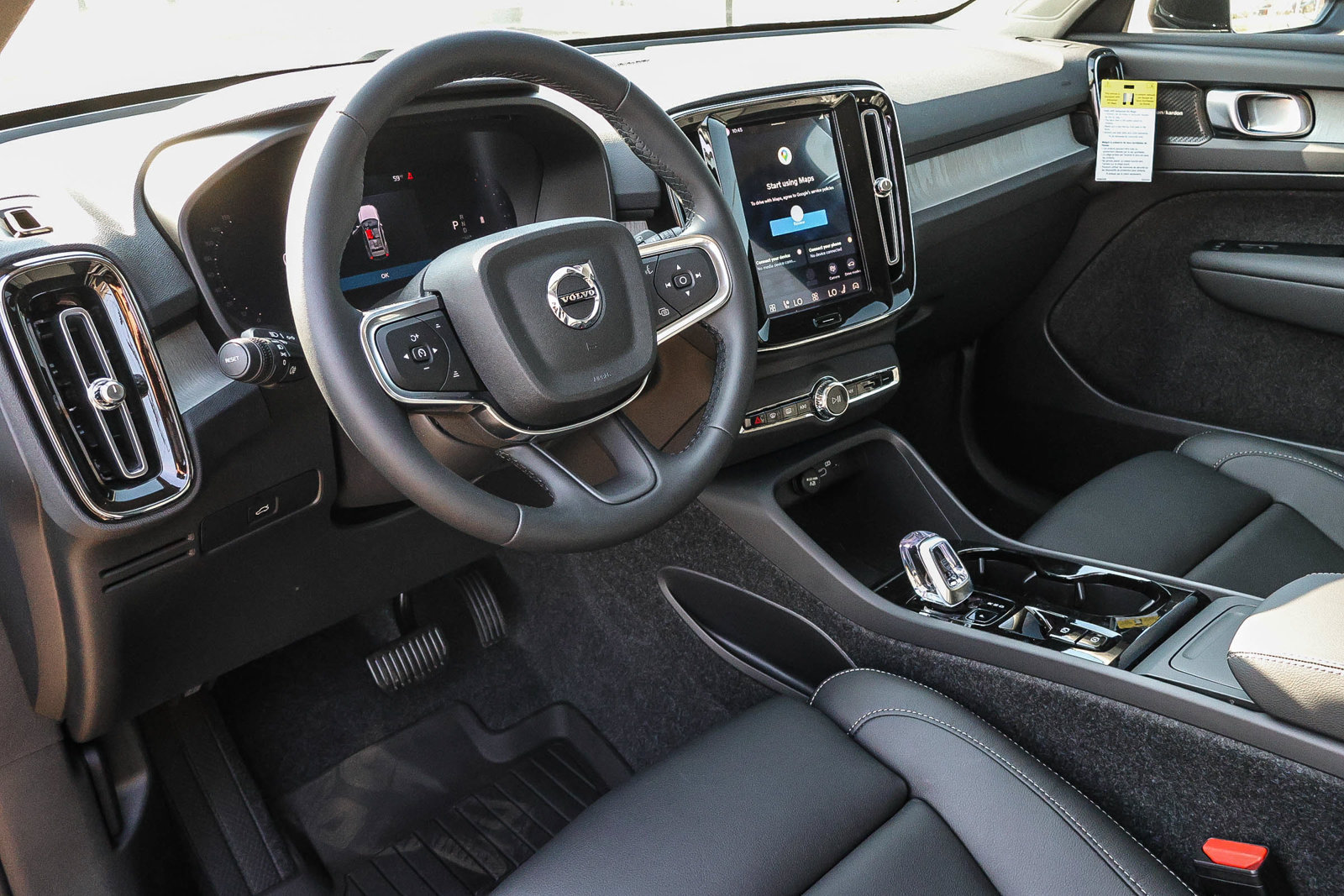 Used 2026 Volvo XC40 B4 Plus w/ Climate Package FWD image 26