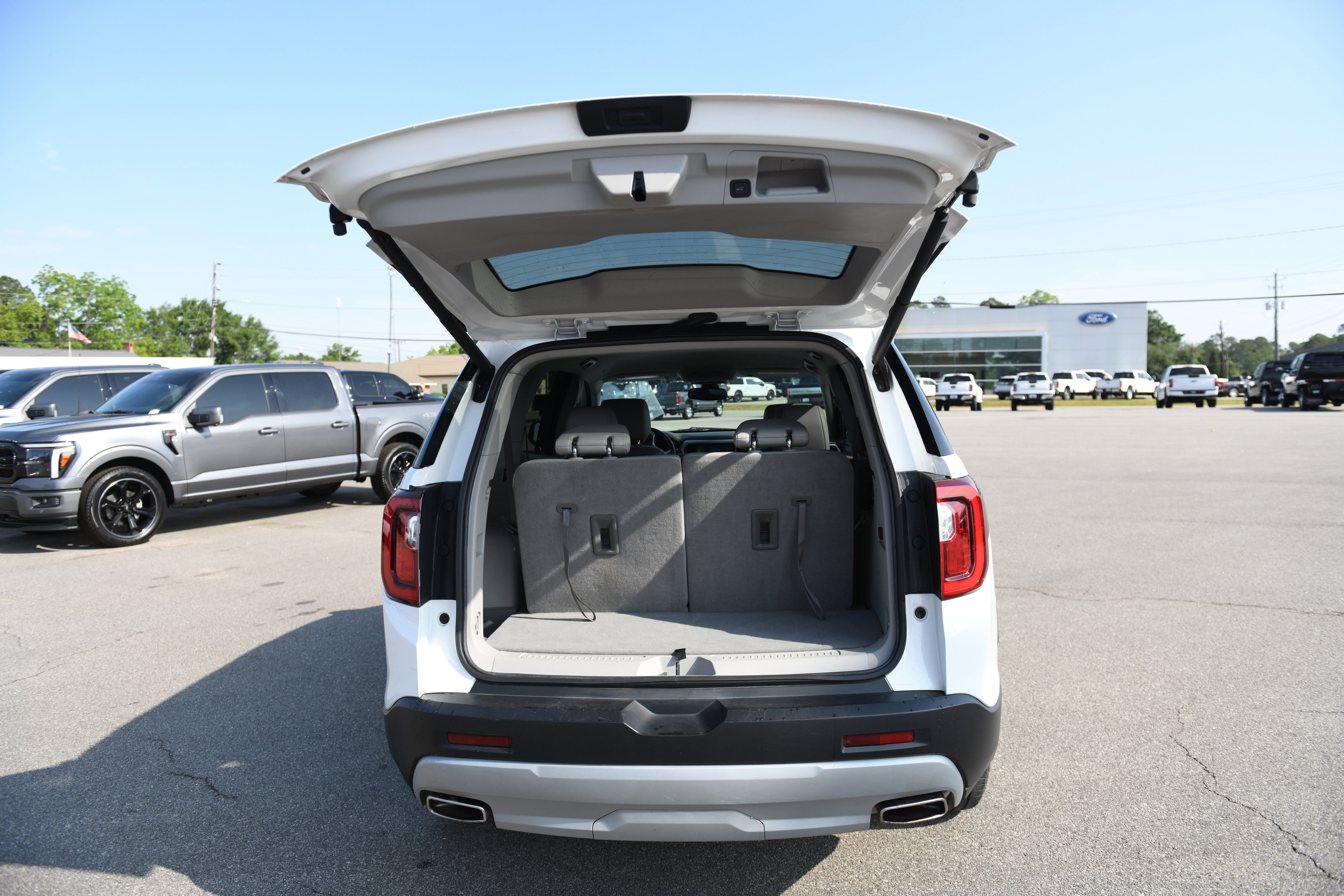 Used 2023 GMC Acadia SLT FWD image 9