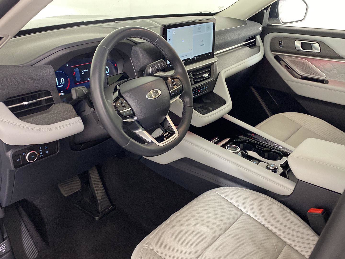 Used 2025 Ford Explorer Platinum w/ Ultimate Package AWD/4WD image 2